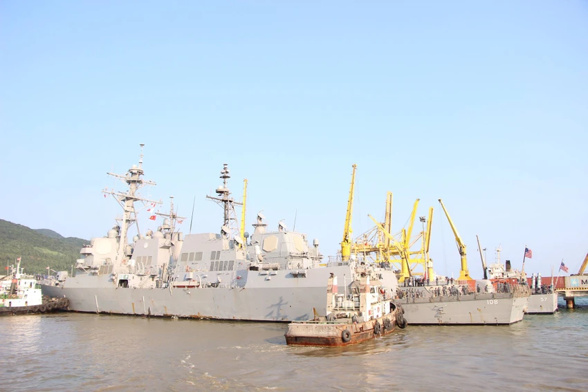 Uy lực 2 chiến hạm hộ tống tàu sân bay Mỹ đến Đà Nẵng ảnh 2 Uy lực 2 chiến hạm hộ tống tàu sân bay Mỹ đến Đà Nẵng ảnh 2