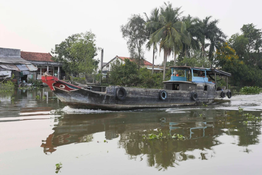 Du lịch trên sông sẽ cho du khách ngắm được cảnh bình dị của quê hương miền tây Du lịch trên sông sẽ cho du khách ngắm được cảnh bình dị của quê hương miền tây