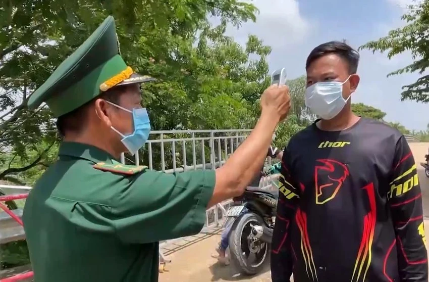 Bộ Đội Biên phòng Long An kiểm tra việc xuất, nhập cảnh đảm bảo phòng chống tốt COVID-19