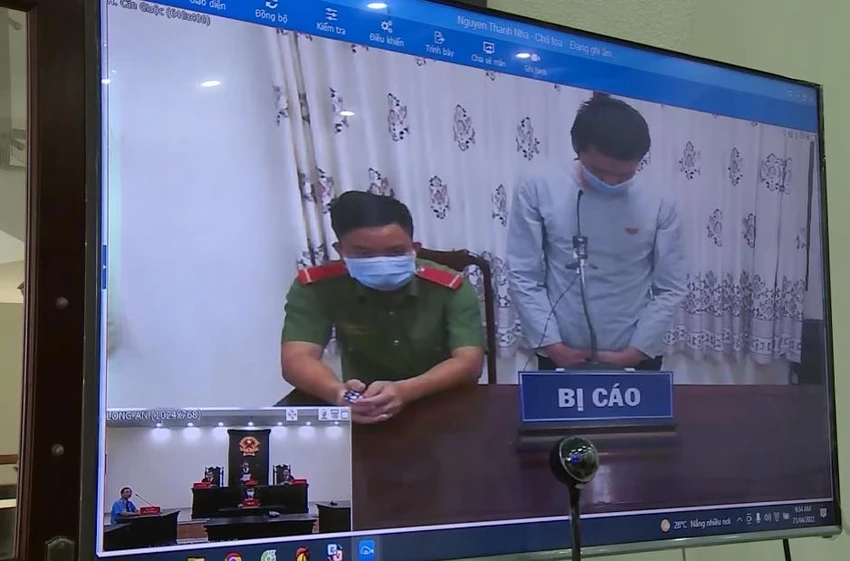 Các bị cáo được xét xử bằng hình thức trực tuyến tại các điểm cầu các huyện Các bị cáo được xét xử bằng hình thức trực tuyến tại các điểm cầu các huyện