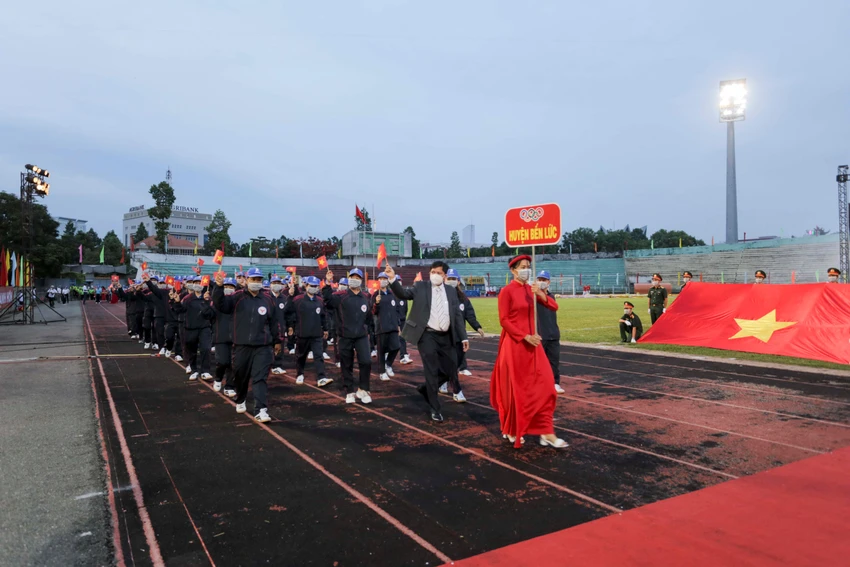 16 đơn vị gồm đoàn thể thao các huyện, thị xã Kiến Tường, TP.Tân An và đoàn Công an nhân dân diễu hành qua lễ đài 16 đơn vị gồm đoàn thể thao các huyện, thị xã Kiến Tường, TP.Tân An và đoàn Công an nhân dân diễu hành qua lễ đài