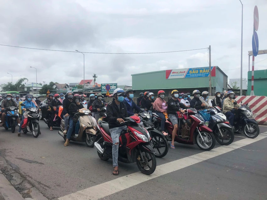 Dòng người đổ xô kéo về miền tây qua địa phận tỉnh Long An. Dòng người đổ xô kéo về miền tây qua địa phận tỉnh Long An.