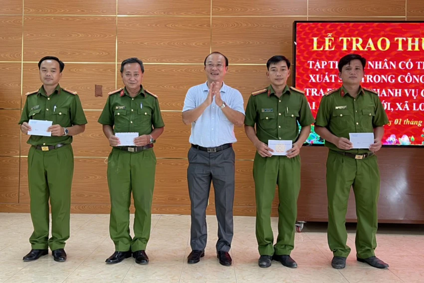 Ông Nguyễn Anh Đức - Chủ tịch UBND huyện trao thưởng cho tập thể và cá nhân có thành tích xuất sắc trong công tác điều tra phá án nhanh. Ông Nguyễn Anh Đức - Chủ tịch UBND huyện trao thưởng cho tập thể và cá nhân có thành tích xuất sắc trong công tác điều tra phá án nhanh.
