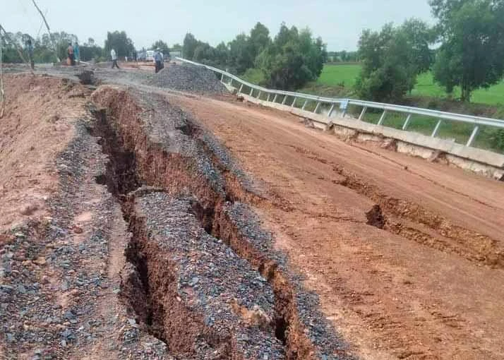 Đoạn sạt lở dài hàng chục mét gây hư hỏng nặng Đoạn sạt lở dài hàng chục mét gây hư hỏng nặng