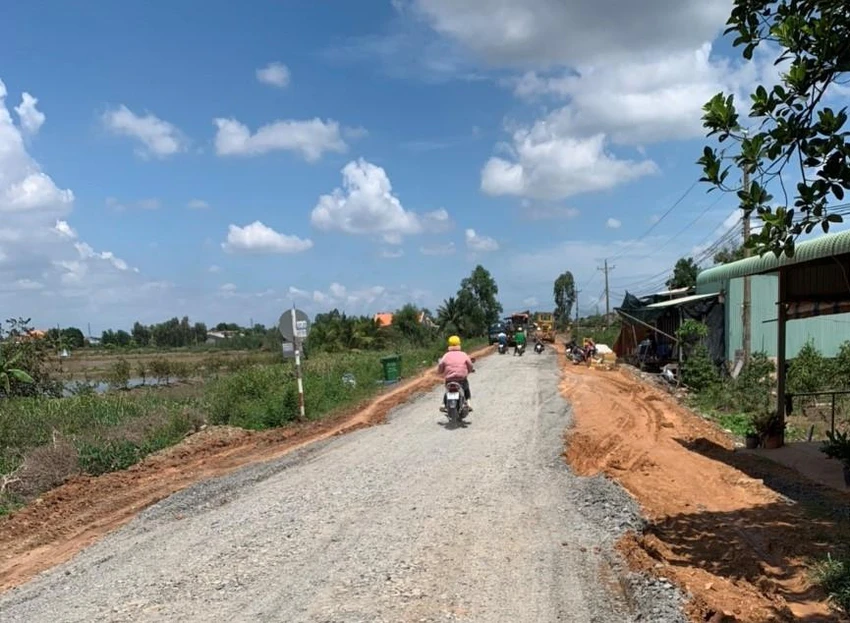 Ngay trong sáng 5-5, đơn vị thi công đã khắc phục điểm gây lầy lội, trơn trượt