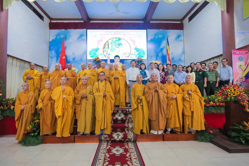 Lãnh đạo tỉnh chúc mừng các chư tôn, giáo phẩm Giáo hội Phật giáo tỉnh Long An cùng các tín đồ Phật tử nhân Đại lễ Phật đản 2022. Lãnh đạo tỉnh chúc mừng các chư tôn, giáo phẩm Giáo hội Phật giáo tỉnh Long An cùng các tín đồ Phật tử nhân Đại lễ Phật đản 2022.