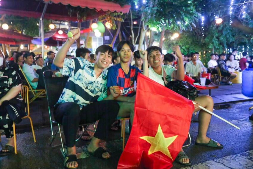 Các CĐV vui mừng khi tiếng còi kết thúc trận đấu Các CĐV vui mừng khi tiếng còi kết thúc trận đấu