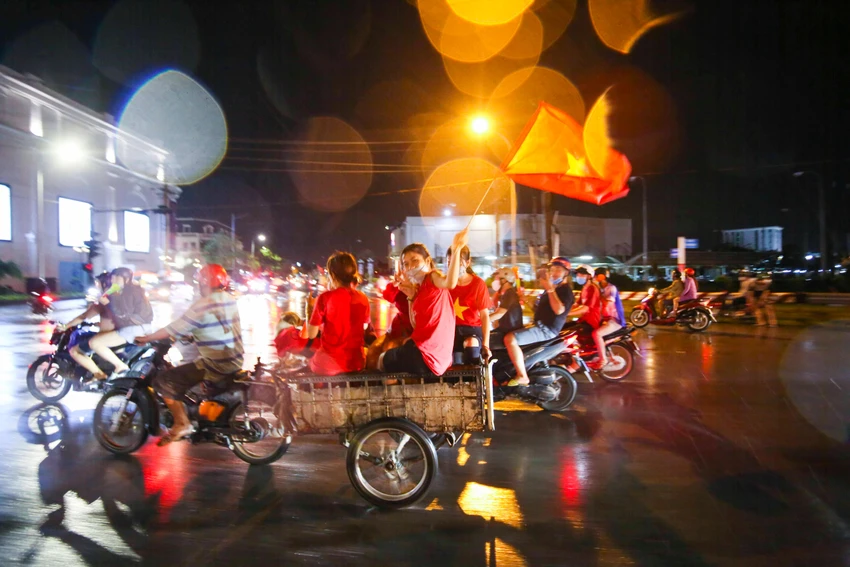 Các phương tiện đều được tận dụng để đi ăn mừng Các phương tiện đều được tận dụng để đi ăn mừng