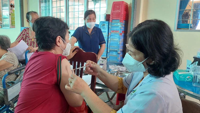 Người dân vẫn hưởng ứng, tiếp tục tiêm vaccine mũi 4 khi đến lượt để bảo vệ sức khỏe Người dân vẫn hưởng ứng, tiếp tục tiêm vaccine mũi 4 khi đến lượt để bảo vệ sức khỏe