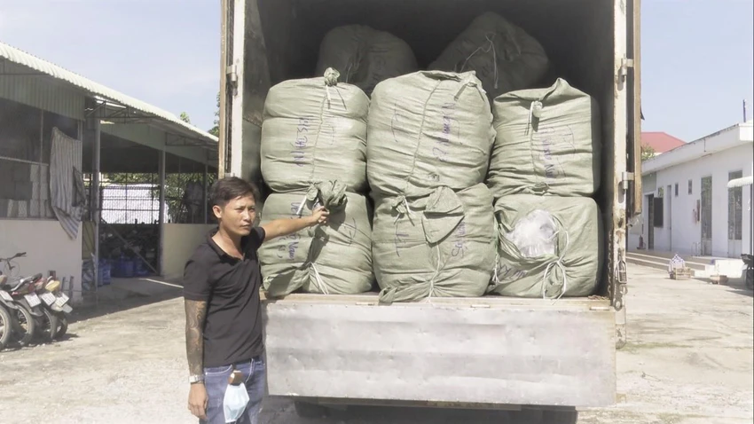 Tài xế Ngô Minh Đặng cùng tang vật. Tài xế Ngô Minh Đặng cùng tang vật.