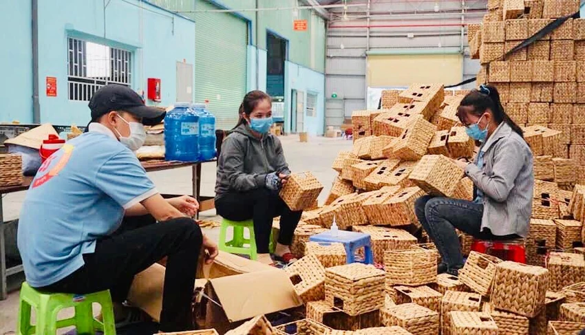 Hàng trăm doanh nghiệp tìm đến Trung tâm dịch vụ việc làm tỉnh để tuyển lao động.