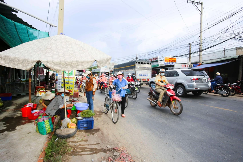 Người bán tràn xuống lòng đường bất chấp sự nhắc nhở của lực lượng chức năng.