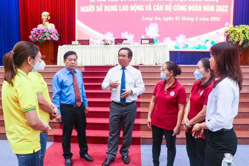 Bí thư tỉnh ủy Long An - Nguyễn Văn Được trò chuyện với công nhân trong buổi đối thoại Bí thư tỉnh ủy Long An - Nguyễn Văn Được trò chuyện với công nhân trong buổi đối thoại