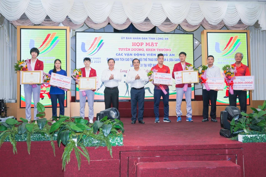 Lãnh đạo tỉnh Long An trao tặng thưởng cho các VĐV và Huấn luyện viên đạt thành tích xuất sắc tại Sea Game 31 Lãnh đạo tỉnh Long An trao tặng thưởng cho các VĐV và Huấn luyện viên đạt thành tích xuất sắc tại Sea Game 31