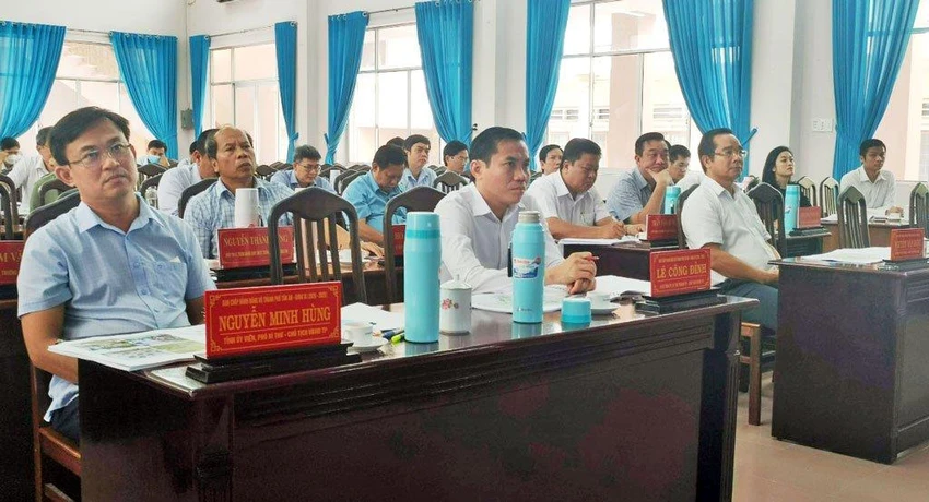 Các đại biểu dự hội nghị góp ý tưởng điều chỉnh tổng thể quy hoạch chung của TP Tân An. Các đại biểu dự hội nghị góp ý tưởng điều chỉnh tổng thể quy hoạch chung của TP Tân An.