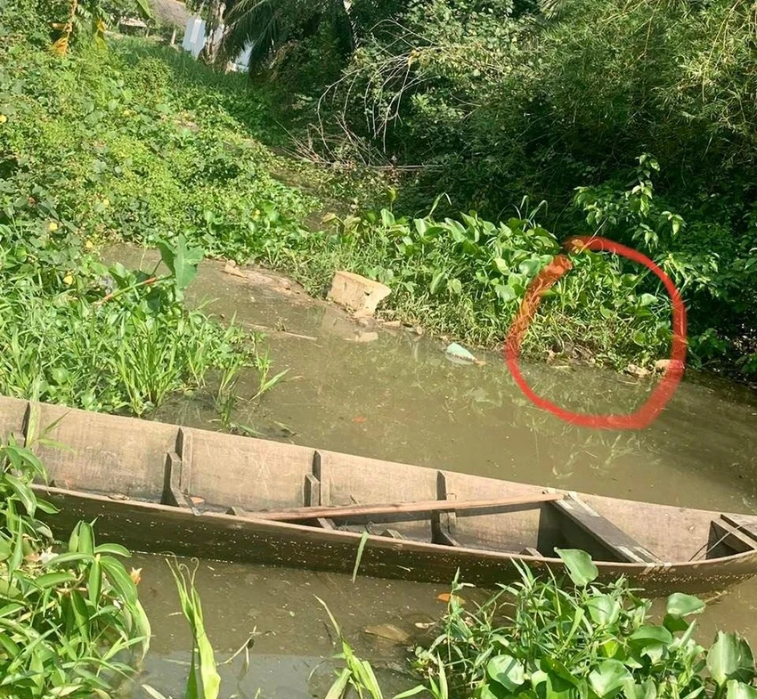 Thi thể của cháu T được tìm ngay kênh gần nhà mà trước đó nhiều người tìm không thấy. Thi thể của cháu T được tìm ngay kênh gần nhà mà trước đó nhiều người tìm không thấy.
