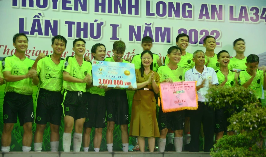 Ban tổ chức còn trao giải phụ cho các cầu thủ Ban tổ chức còn trao giải phụ cho các cầu thủ