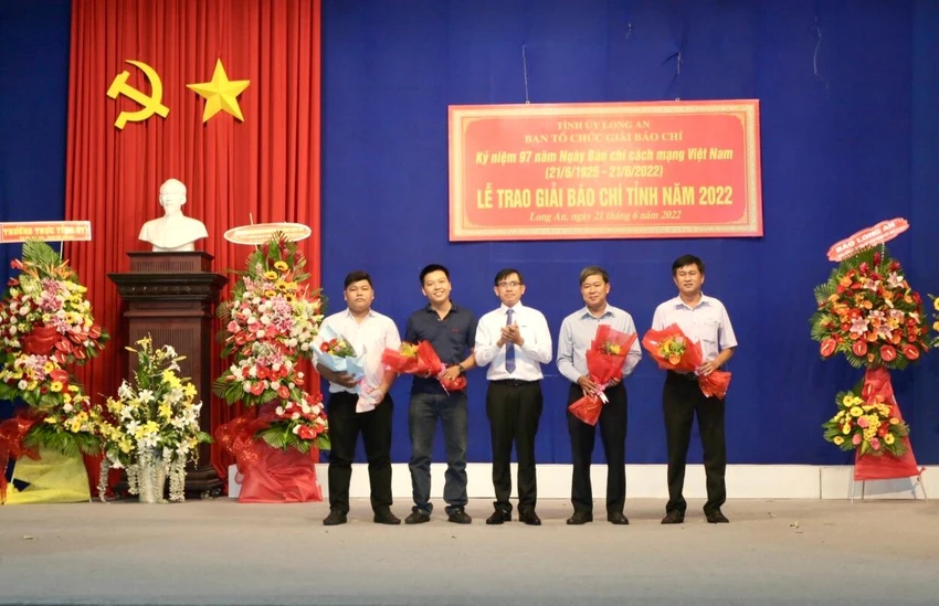 BTC vinh danh những hội viên Giải Báo chí quốc gia BTC vinh danh những hội viên Giải Báo chí quốc gia