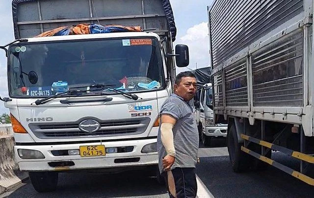 Hành vi côn đồ của tài xế xe tải đã khiến nhiều người bức xúc. Ảnh cắt từ clip Hành vi côn đồ của tài xế xe tải đã khiến nhiều người bức xúc. Ảnh cắt từ clip