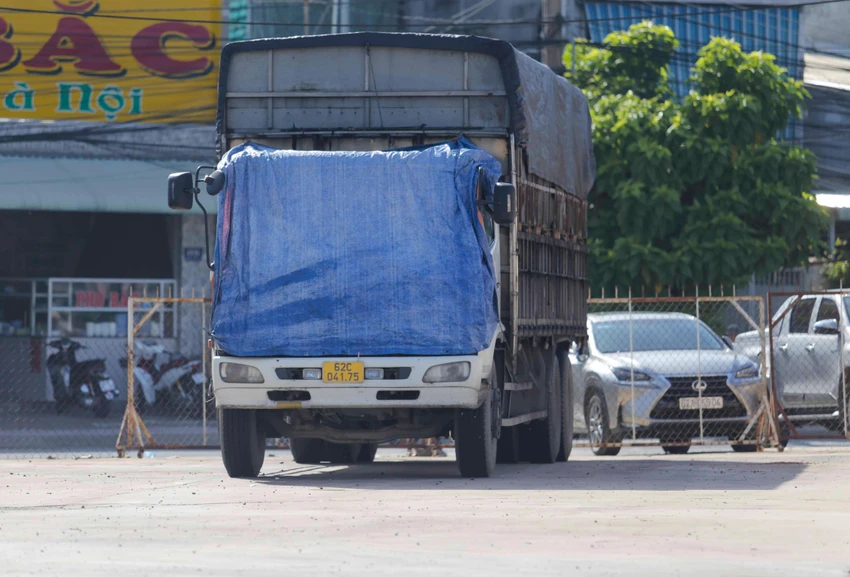 Xe tải 62C-041.75 do tài xế Dương Minh Thảo điều khiển đang đậu phía sau một cửa hàng xăng dầu ở TP Tân An. Xe tải 62C-041.75 do tài xế Dương Minh Thảo điều khiển đang đậu phía sau một cửa hàng xăng dầu ở TP Tân An.