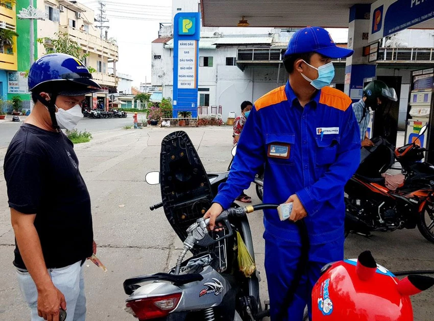 Giá xăng, dầu tăng cao kỷ lục kéo theo giá cả các mặt hàng đều tăng theo, ảnh hưởng đến đời sống, sinh hoạt của người dân