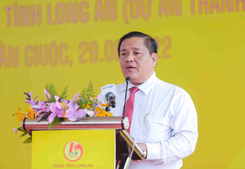 Giám đốc Sở Giao thông Vận tải Long An - Đặng Hoàng Tuấn phát biểu tại lễ khởi công Giám đốc Sở Giao thông Vận tải Long An - Đặng Hoàng Tuấn phát biểu tại lễ khởi công