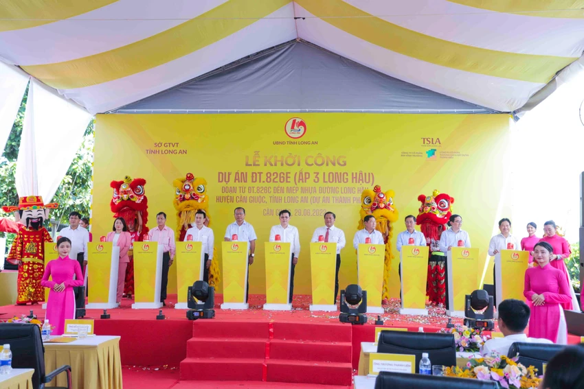 Các đại biểu thực hiện nghi thức khởi công Các đại biểu thực hiện nghi thức khởi công