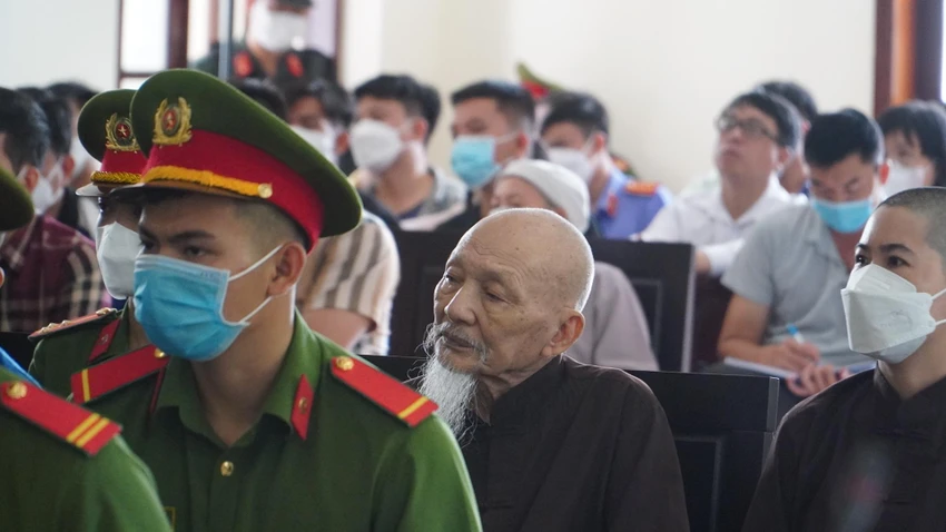 Ông Lê Tùng Vân, người đứng đầu "Tịnh thất Bồng Lai" bị cáo buộc phạm tội với vai trò chủ mưu. Ảnh: MINH TÂM Ông Lê Tùng Vân, người đứng đầu "Tịnh thất Bồng Lai" bị cáo buộc phạm tội với vai trò chủ mưu. Ảnh: MINH TÂM