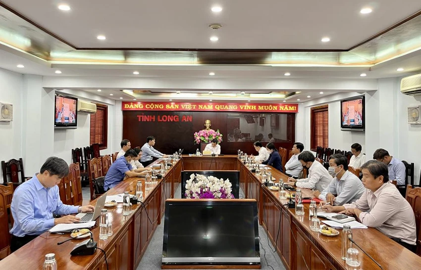 Phó Chủ tịch UBND tỉnh Long An-Phạm Tấn Hòa chủ trì tại điểm cầu tỉnh Long An ngày 29-6.