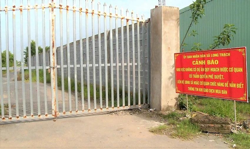 UBND xã Long Trạch, huyện Cần Đước cắm biển cảnh báo đối với các dự án không đủ điều kiện pháp lý để người dân biết. UBND xã Long Trạch, huyện Cần Đước cắm biển cảnh báo đối với các dự án không đủ điều kiện pháp lý để người dân biết.