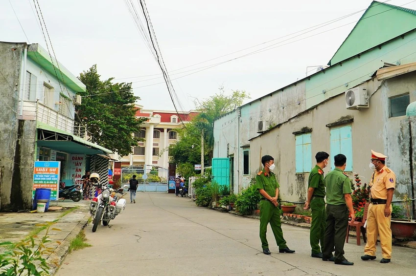 An ninh luôn được thắt chặt tại phiên xử ông Lê Tùng Vân vụ 'Tịnh thất Bồng Lai' An ninh luôn được thắt chặt tại phiên xử ông Lê Tùng Vân vụ 'Tịnh thất Bồng Lai'