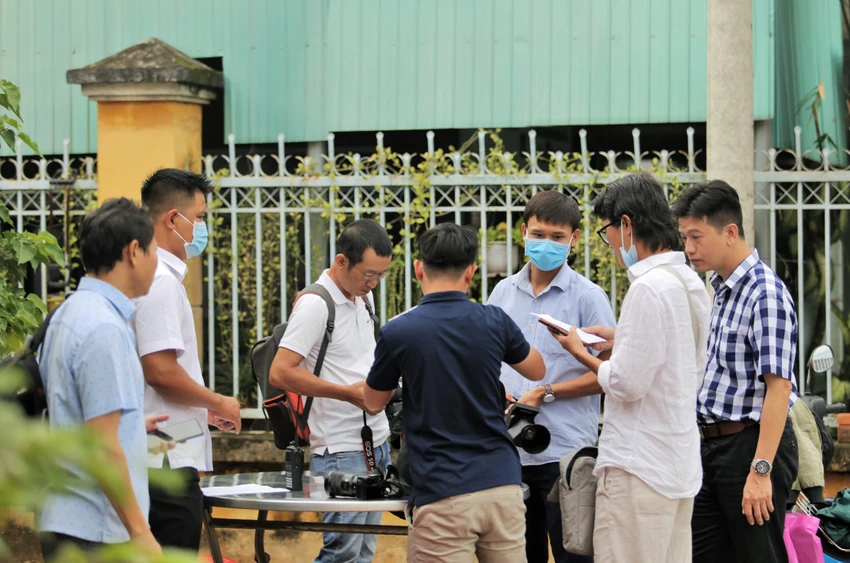 Phóng viên đến tác nghiệp được lực lượng an ninh kiểm tra kỹ lưỡng khi vào tòa Phóng viên đến tác nghiệp được lực lượng an ninh kiểm tra kỹ lưỡng khi vào tòa