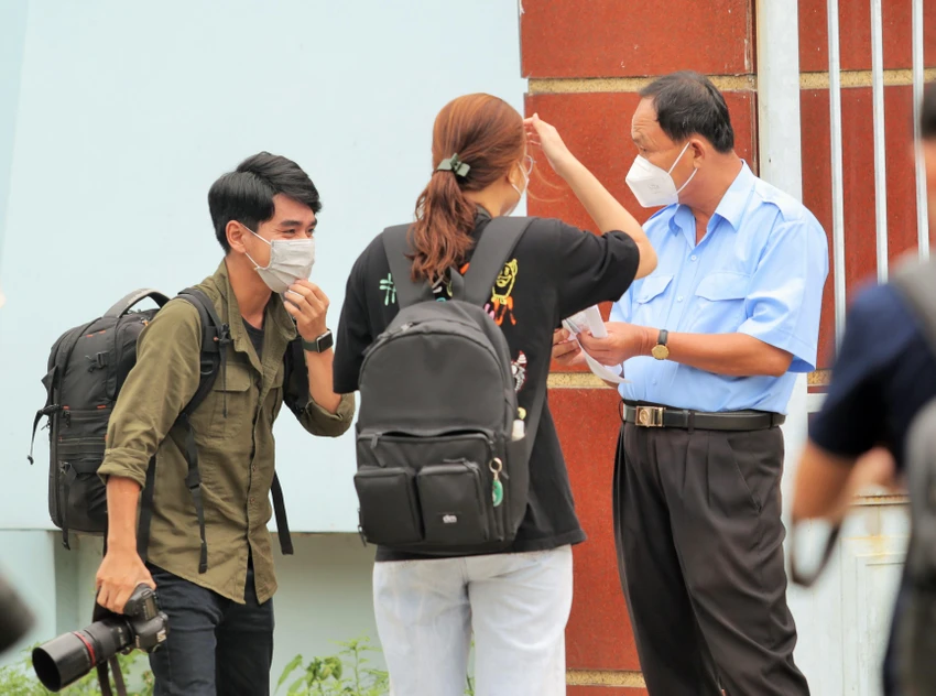 Những người làm nhiệm vụ và phóng viên mới được vào trong tòa Những người làm nhiệm vụ và phóng viên mới được vào trong tòa