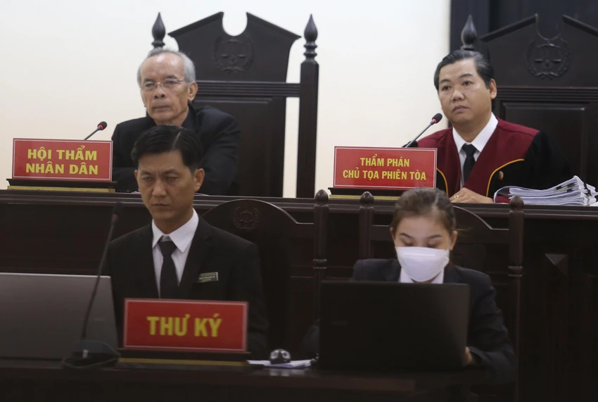 HĐXX tiếp tục phiên xét hỏi vụ án chiều ngày 20-7. Ảnh: BẢO PHƯƠNG HĐXX tiếp tục phiên xét hỏi vụ án chiều ngày 20-7. Ảnh: BẢO PHƯƠNG