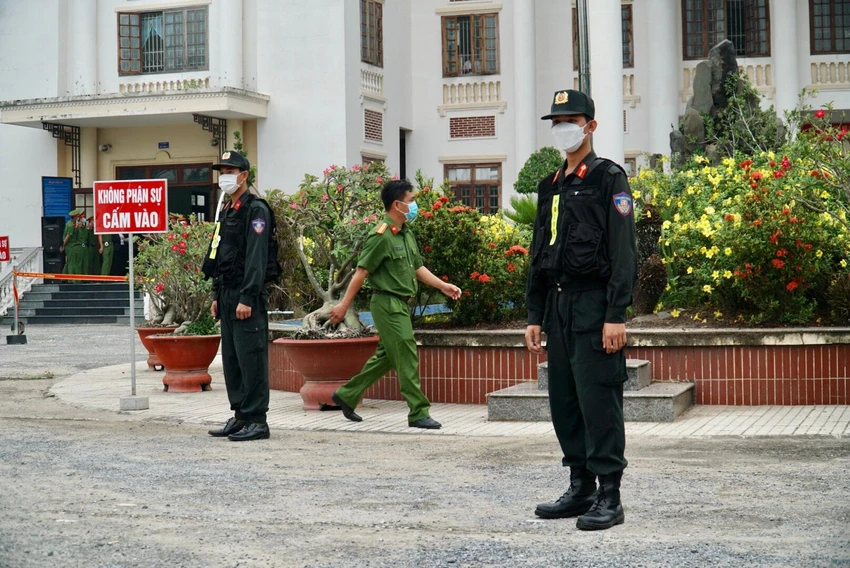 An ninh được thắt chặt tại TAND huyện Đức Hòa từ trong phiên tòa An ninh được thắt chặt tại TAND huyện Đức Hòa từ trong phiên tòa