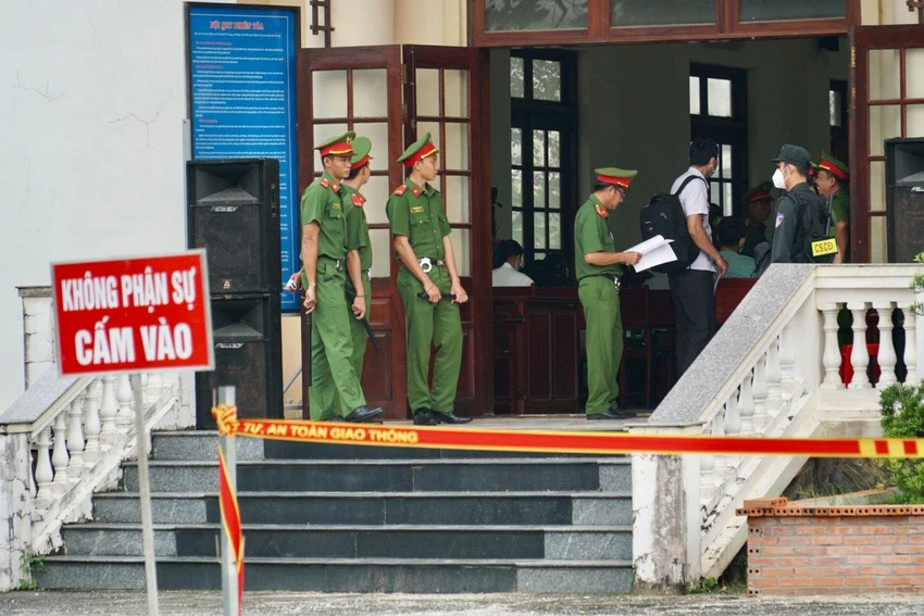 Những người liên quan xuất trình giấy triệu tập trước khi vào tòa Những người liên quan xuất trình giấy triệu tập trước khi vào tòa