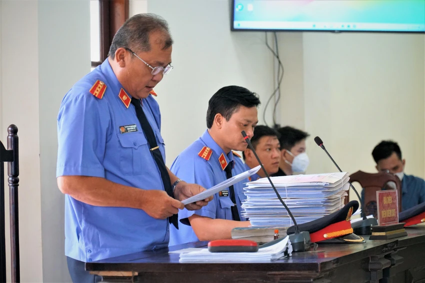 Đại diện VKS đọc cáo trạng tại phiên tòa xét xử Đại diện VKS đọc cáo trạng tại phiên tòa xét xử