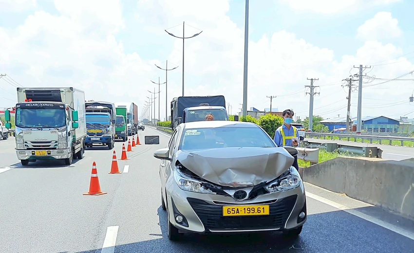 Xe ô tô 5 chỗ hư hỏng phần đầu chiếm hết làm đường số 1. Ảnh: Đức Thịnh