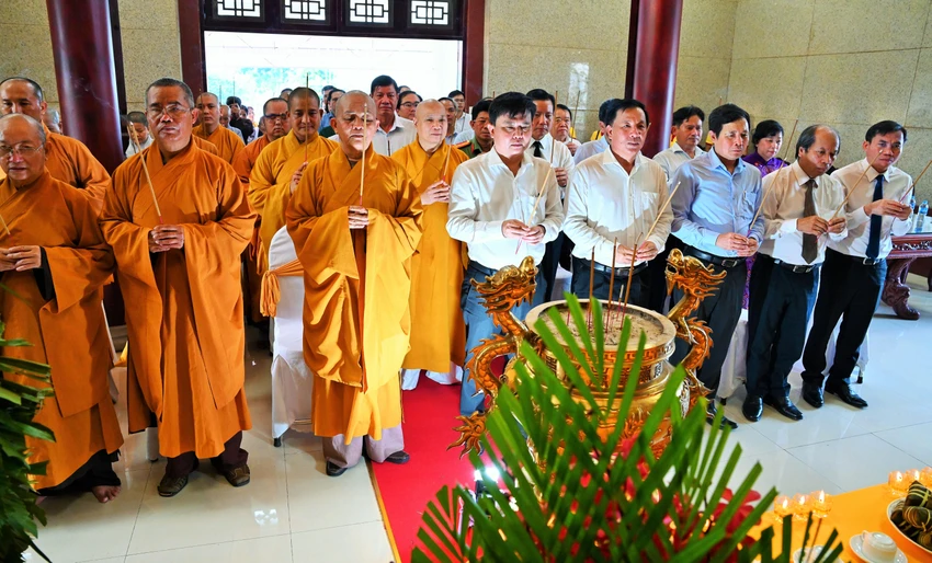 Đại biểu tưởng niệm các anh hùng liệt sĩ Đại biểu tưởng niệm các anh hùng liệt sĩ