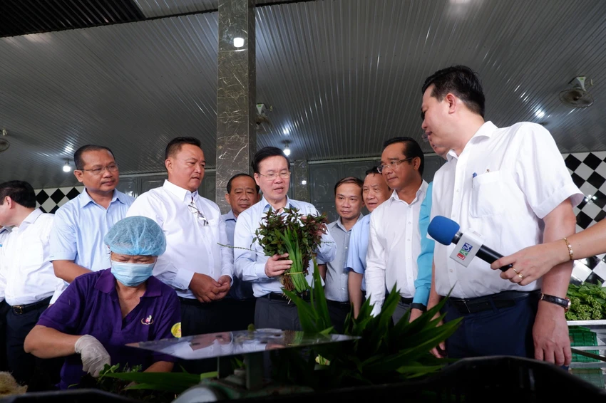 Thường trực Ban Bí thư Võ Văn Thưởng thăm khu vực trồng rau ứng dụng công nghệ cao xã Phước Hậu, huyện Cần Giuộc. Ảnh: THÀNH PHÁT Thường trực Ban Bí thư Võ Văn Thưởng thăm khu vực trồng rau ứng dụng công nghệ cao xã Phước Hậu, huyện Cần Giuộc. Ảnh: THÀNH PHÁT