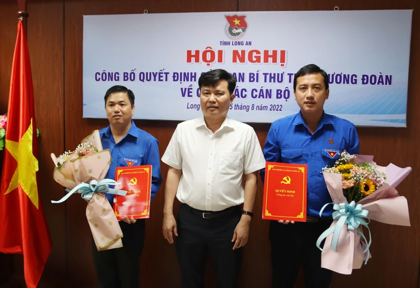 Phó Bí thư Thường trực Tỉnh ủy Nguyễn Thanh Hải trao quyết định và tặng hoa chúc mừng anh Trần Hải Phú (bên phải) và anh Phạm Văn Hậu. Ảnh: XUÂN THỊNH Phó Bí thư Thường trực Tỉnh ủy Nguyễn Thanh Hải trao quyết định và tặng hoa chúc mừng anh Trần Hải Phú (bên phải) và anh Phạm Văn Hậu. Ảnh: XUÂN THỊNH