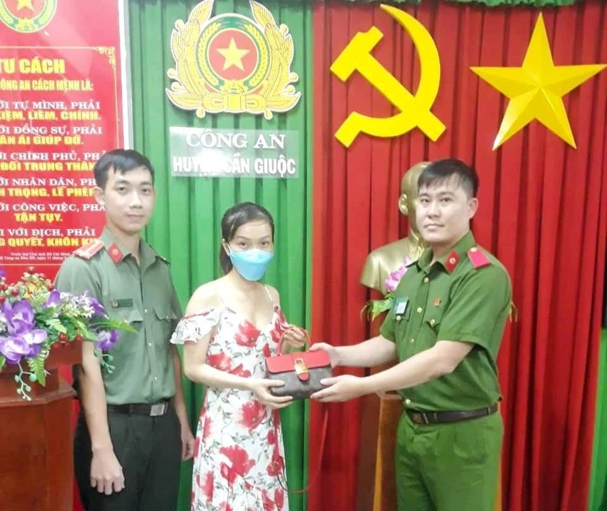 Chị Thơ nhận lại tài sản từ Trung úy Đỗ Ngọc Giàu và học viên Phạm Văn Hà. Ảnh: CACC Chị Thơ nhận lại tài sản từ Trung úy Đỗ Ngọc Giàu và học viên Phạm Văn Hà. Ảnh: CACC