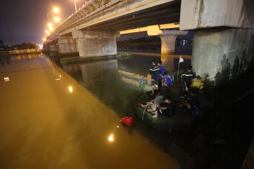 Lực lượng chức năng vẫn đang tìm kiếm nạn nhân mất tích. Ảnh: HD Lực lượng chức năng vẫn đang tìm kiếm nạn nhân mất tích. Ảnh: HD