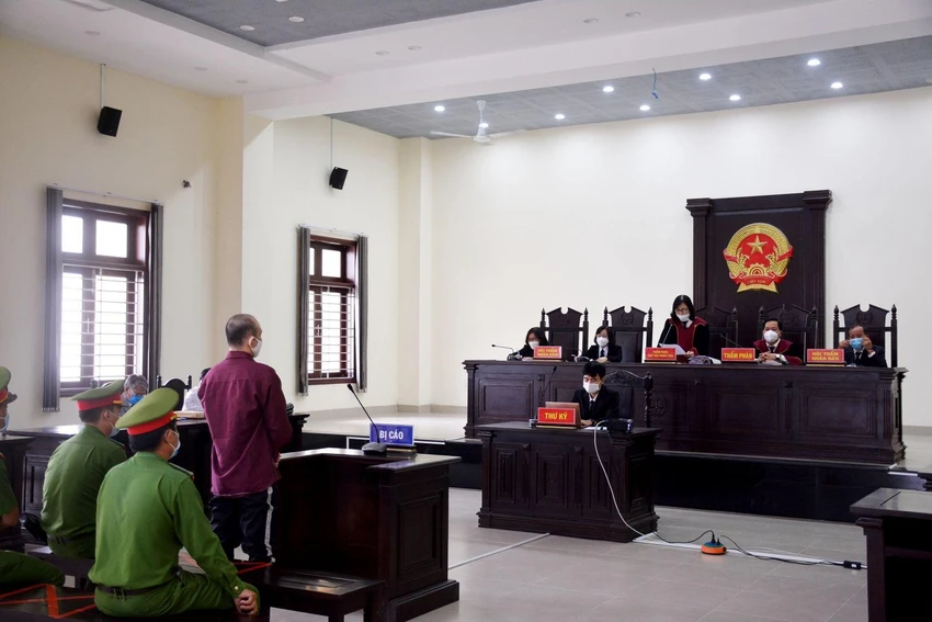 HĐXX TAND tỉnh Long An thẩm vấn bị cáo Khanh tại phiên tòa ngày 09-12-2020. Ảnh: HD HĐXX TAND tỉnh Long An thẩm vấn bị cáo Khanh tại phiên tòa ngày 09-12-2020. Ảnh: HD