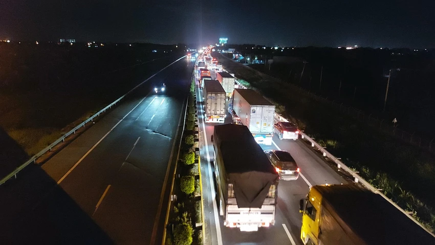 Vụ tai nạn khiến cao tốc TP.HCM - Trung Lương ùn ứ kéo dài. Ảnh: Huỳnh Du Vụ tai nạn khiến cao tốc TP.HCM - Trung Lương ùn ứ kéo dài. Ảnh: Huỳnh Du