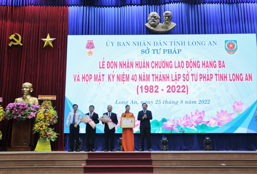 Sở Tư Pháp tỉnh Long An đón nhận Huân chương lao động hạng III. Ảnh: HUỲNH DU Sở Tư Pháp tỉnh Long An đón nhận Huân chương lao động hạng III. Ảnh: HUỲNH DU