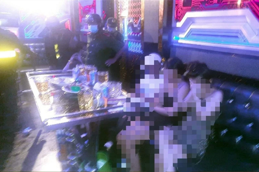 Một điểm karaoke có tiếp viên thoát y đã bị lực lượng công an lập biên bản. Ảnh: CACC
