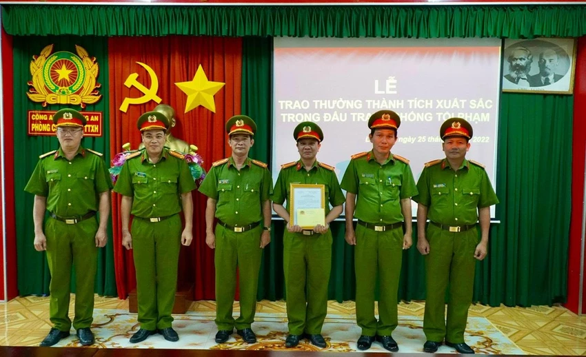 Lãnh đạo công an tỉnh Long An trao thưởng cho Ban Chuyên án. Ảnh: CACC Lãnh đạo công an tỉnh Long An trao thưởng cho Ban Chuyên án. Ảnh: CACC