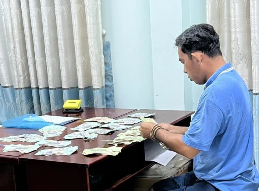 Đối tượng Trịnh Đức Trung và tang vật. Ảnh: CACC Đối tượng Trịnh Đức Trung và tang vật. Ảnh: CACC
