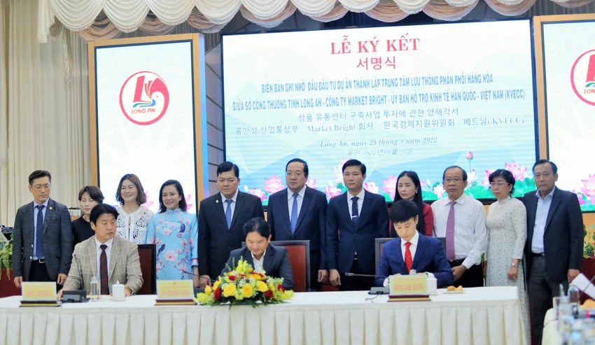 Ký kết biên bản ghi nhớ giữa tỉnh Long An và doanh nghiệp Hàn Quốc. Ảnh: HUỲNH DU Ký kết biên bản ghi nhớ giữa tỉnh Long An và doanh nghiệp Hàn Quốc. Ảnh: HUỲNH DU